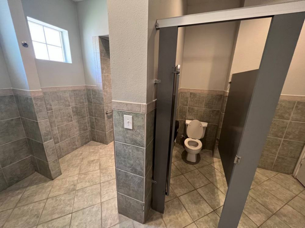 Photo of a modern bathroom in Dallas.