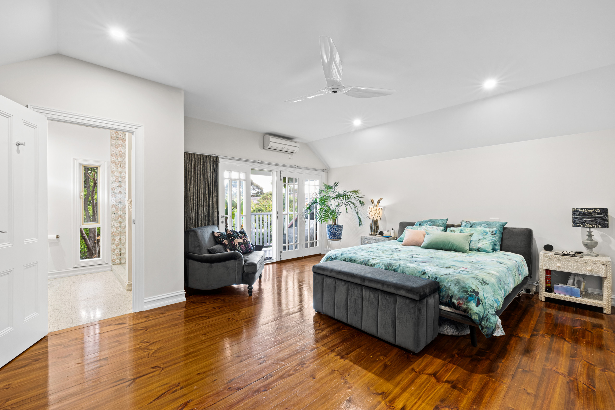 Bedroom photo in Melbourne