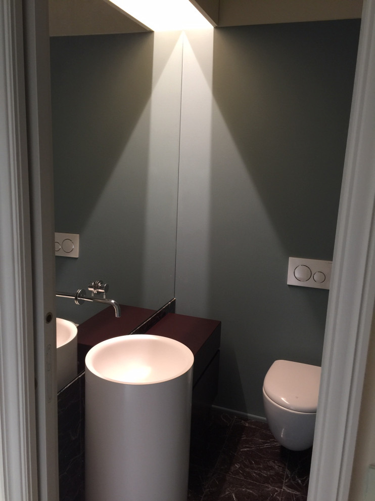 Exempel på ett litet modernt toalett, med släta luckor, lila skåp, grå väggar, marmorgolv, ett piedestal handfat och lila golv