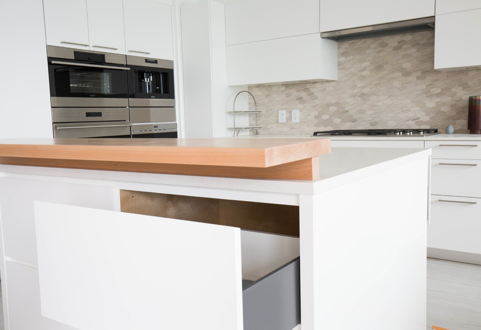 Inspiration for a small modern l-shaped eat-in kitchen in Orange County with an undermount sink, flat-panel cabinets, white cabinets, quartz benchtops, grey splashback, marble splashback, stainless steel appliances, porcelain floors, with island, grey floor and yellow benchtop.