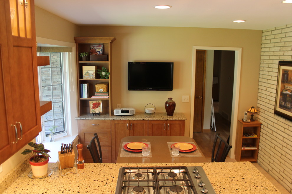 Example of a mid-sized transitional u-shaped eat-in kitchen design with shaker cabinets, medium tone wood cabinets, quartzite countertops and a peninsula