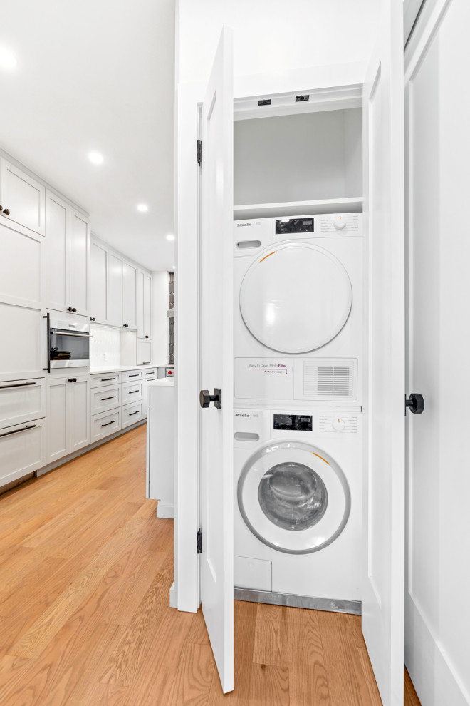 Foto de armario lavadero pequeño con lavadora y secadora apiladas