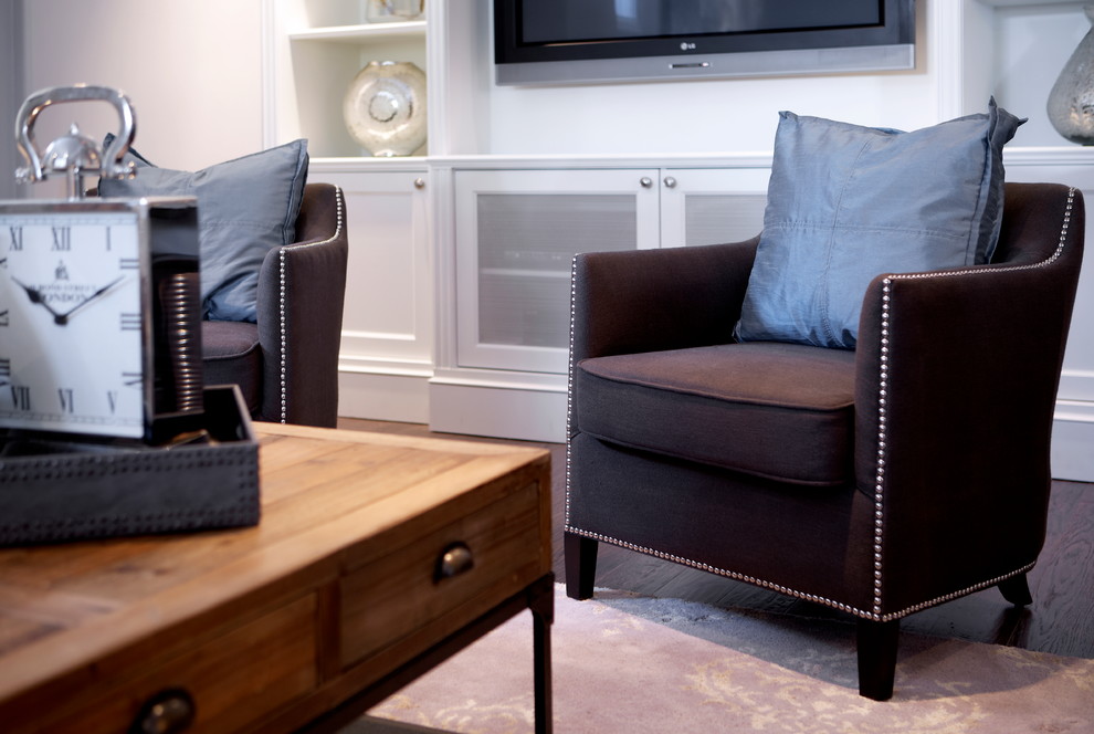 Transitional home design photo in Toronto