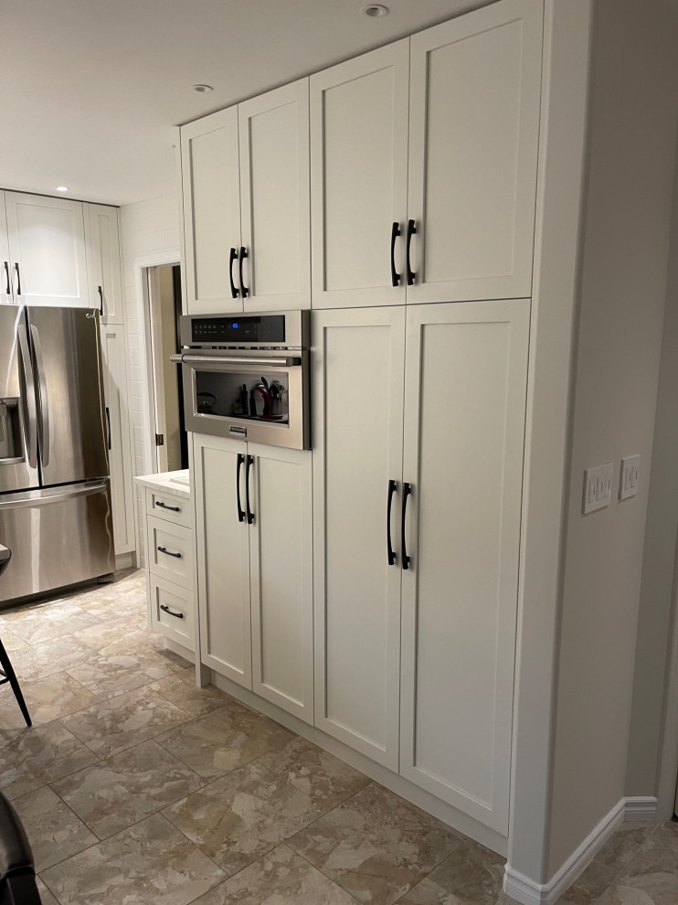 Transitional kitchen photo in Vancouver