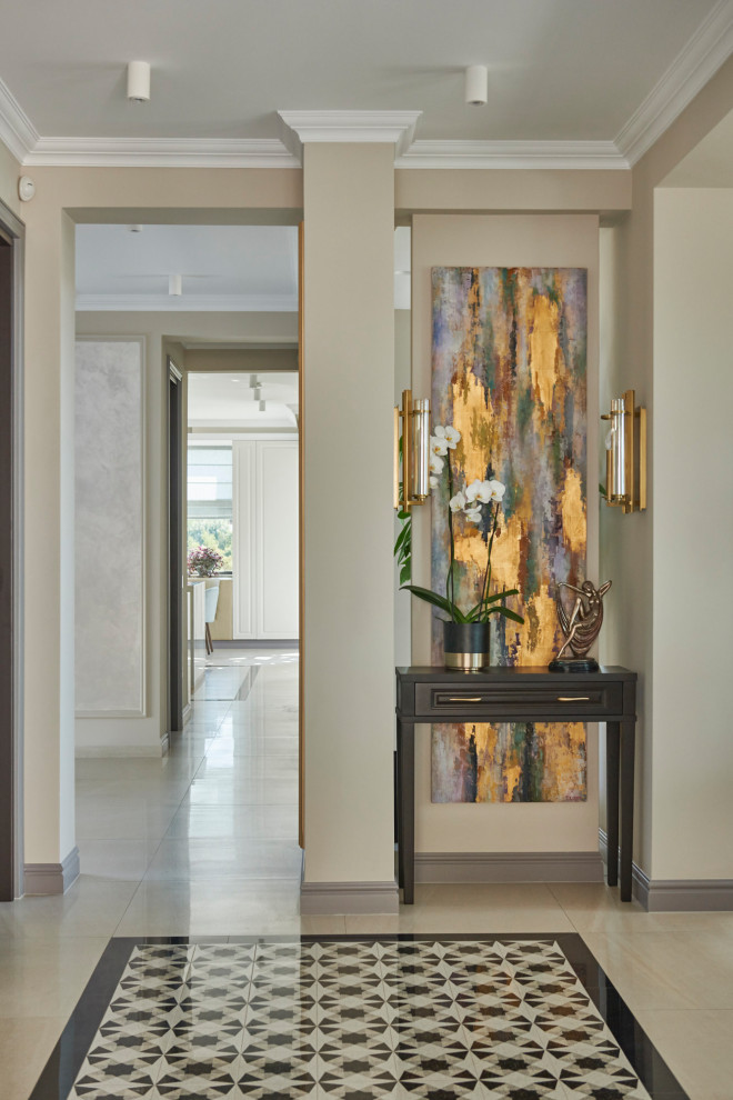 Esempio di un ingresso o corridoio minimalista con pareti beige e soffitto a cassettoni