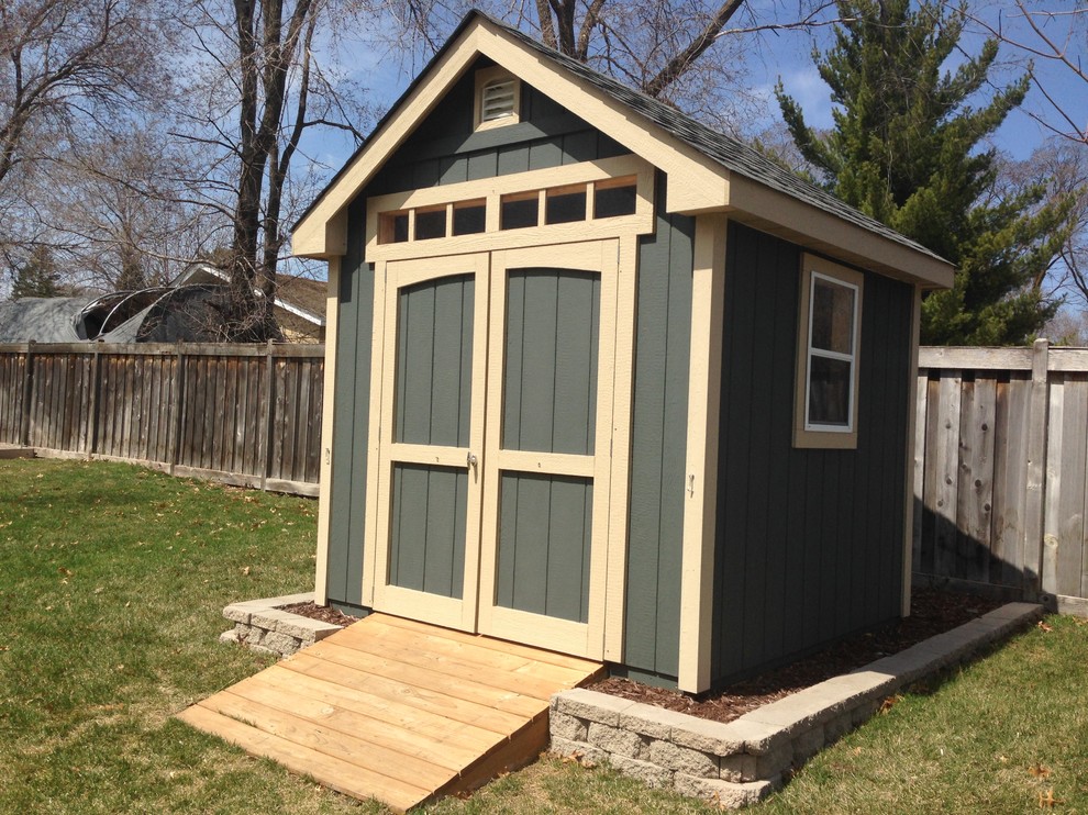 This is an example of a small traditional detached garden shed in Minneapolis.