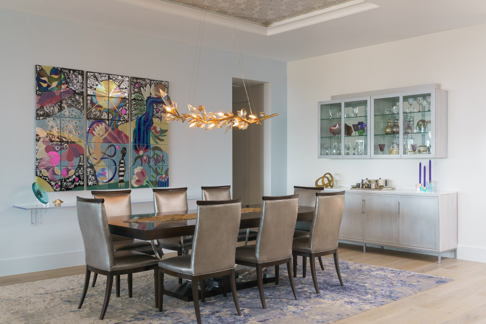 Immagine di una sala da pranzo contemporanea con pareti bianche, parquet chiaro, pavimento beige e soffitto ribassato