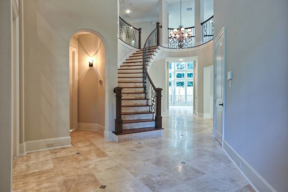 Example of a transitional entryway design in Houston