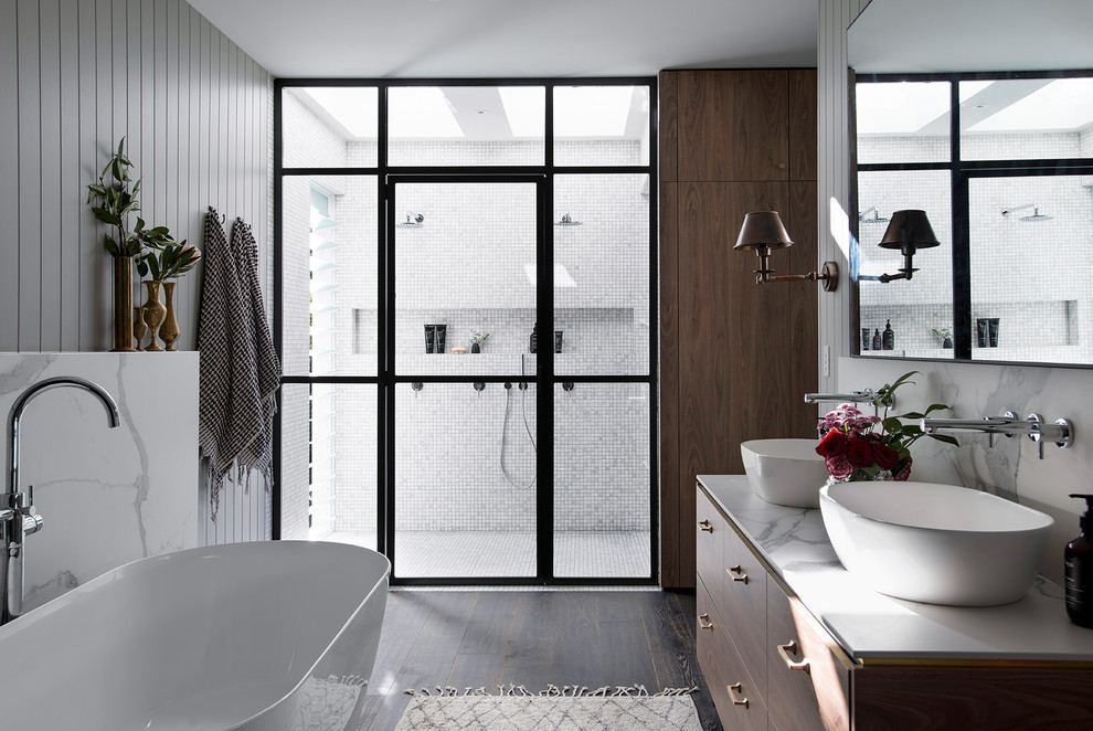 Photo of a contemporary bathroom in Gold Coast - Tweed.