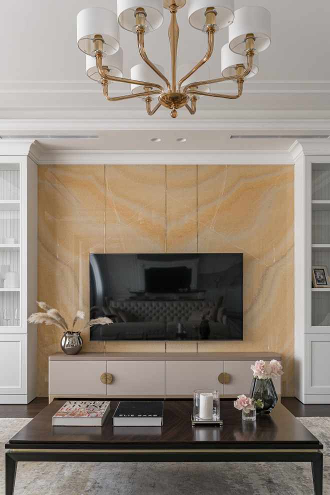 Пример оригинального дизайна: огромная объединенная гостиная комната в классическом стиле с бежевыми стенами, темным паркетным полом, телевизором на стене, зоной отдыха, коричневым полом и многоуровневым потолком