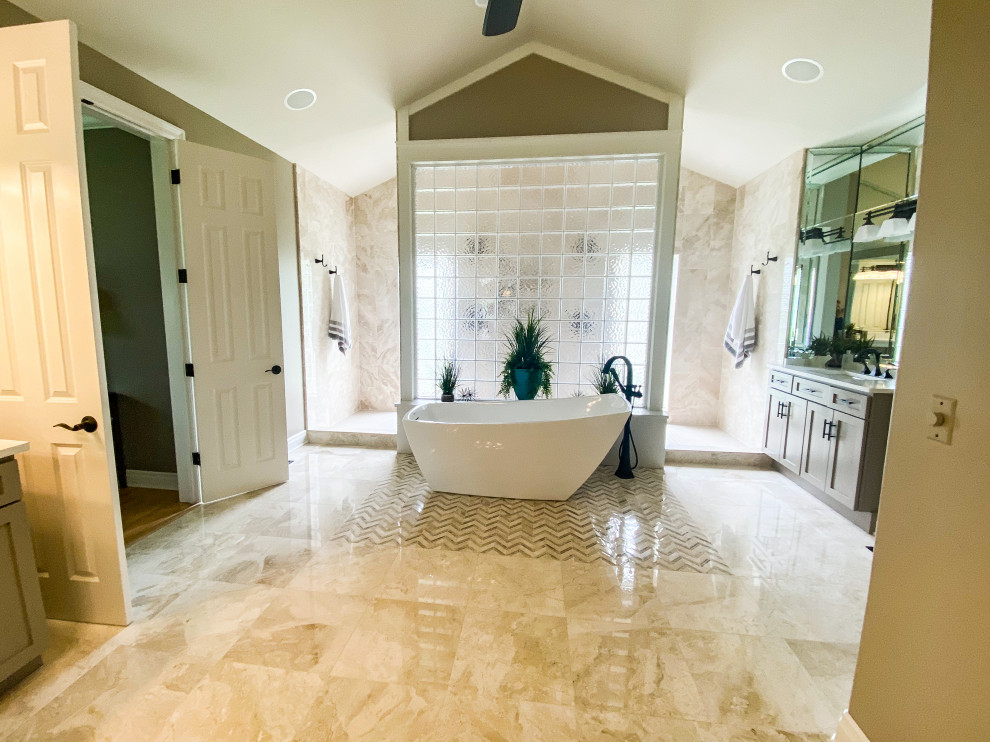 Foto på ett stort vit en-suite badrum, med luckor med infälld panel, beige skåp, en öppen dusch, en toalettstol med hel cisternkåpa, beige kakel, marmorbänkskiva och beiget golv