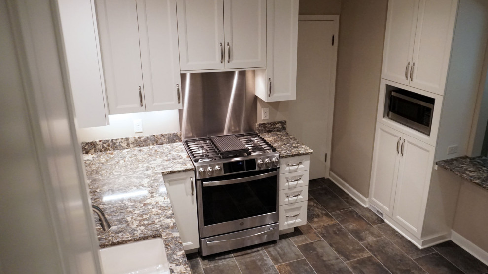Inspiration for a modern u-shaped porcelain tile and brown floor eat-in kitchen remodel with an undermount sink, shaker cabinets, white cabinets, quartz countertops, stainless steel appliances, a peninsula and multicolored countertops