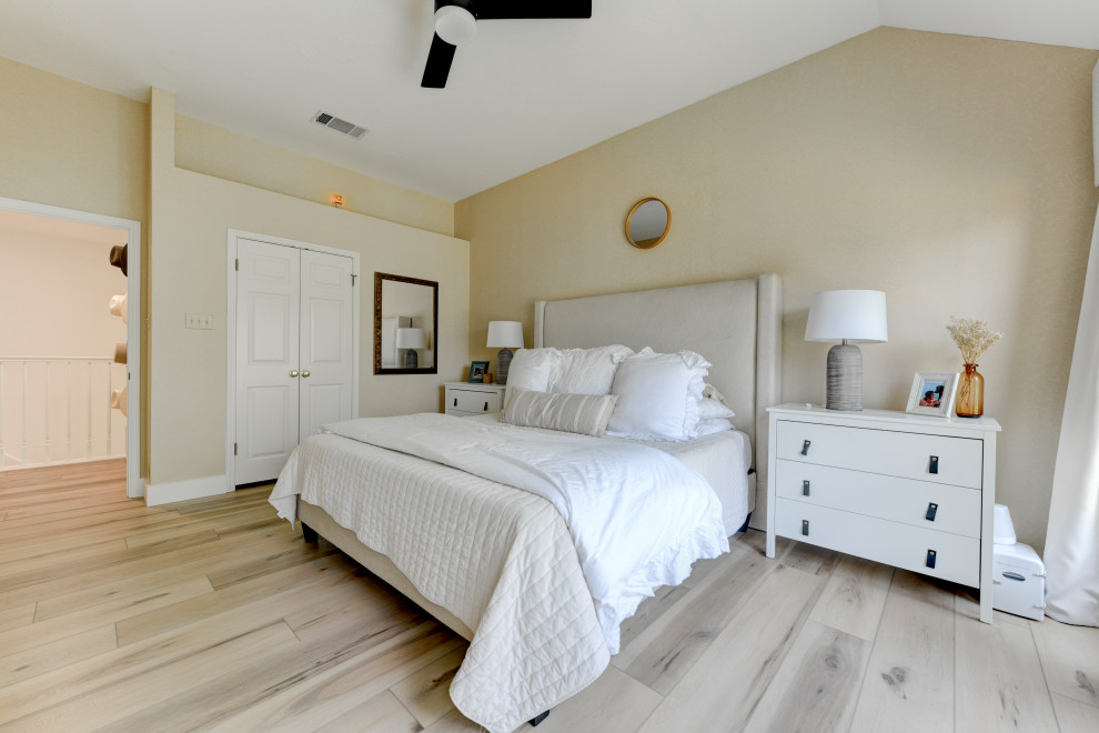Imagen de habitación de invitados tradicional renovada extra grande sin chimenea con paredes beige, suelo vinílico, suelo beige, bandeja y papel pintado