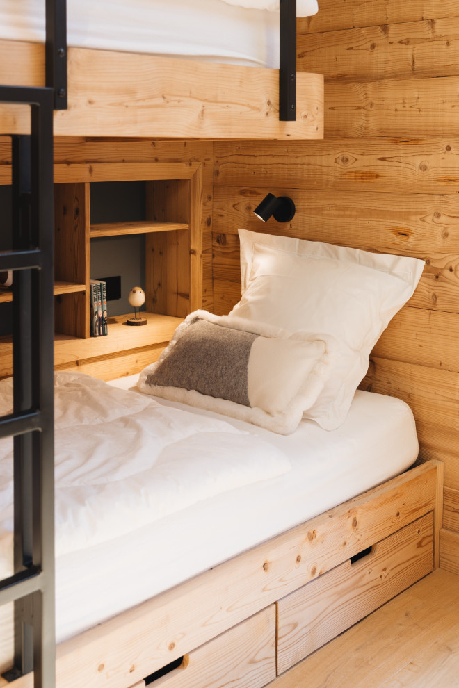 Cette image montre une maison chalet.