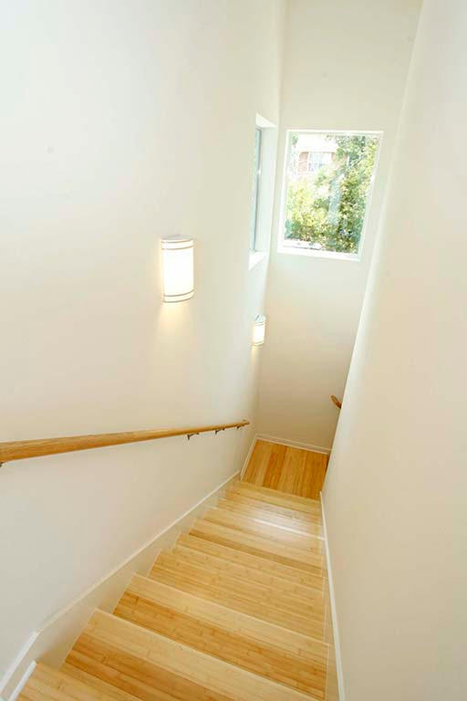 Example of a transitional staircase design in Austin