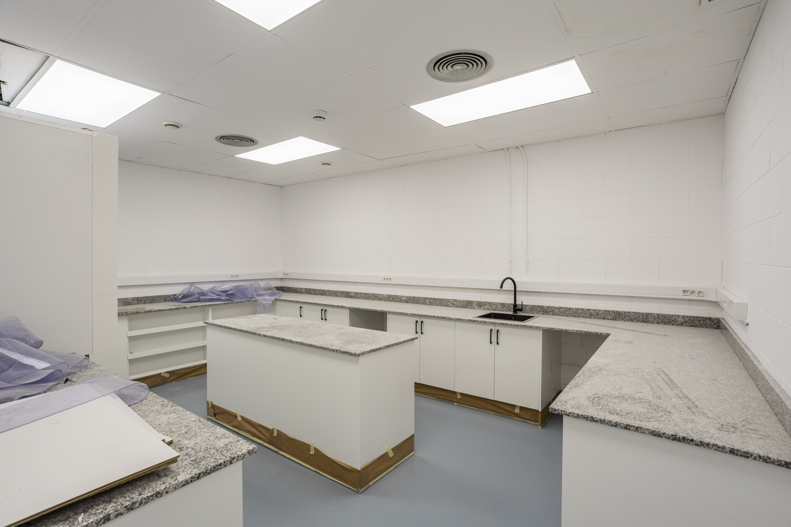 Interiorismo de oficinas y laboratorios