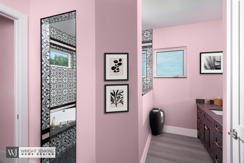 Стильный дизайн: главная ванная комната среднего размера в морском стиле с фасадами с утопленной филенкой, темными деревянными фасадами, накладной ванной, черно-белой плиткой, керамической плиткой, розовыми стенами, светлым паркетным полом, серым полом, черной столешницей, тумбой под две раковины и встроенной тумбой - последний тренд
