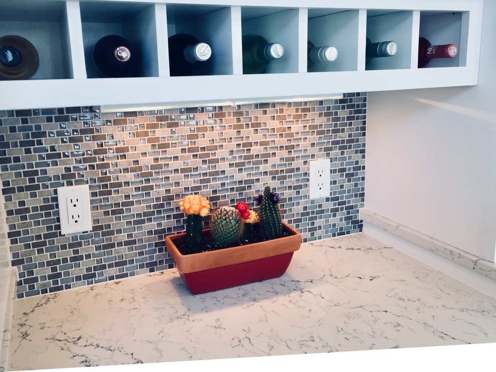 Kitchen - mid-sized transitional kitchen idea with shaker cabinets, quartz countertops, gray backsplash, glass tile backsplash and an island