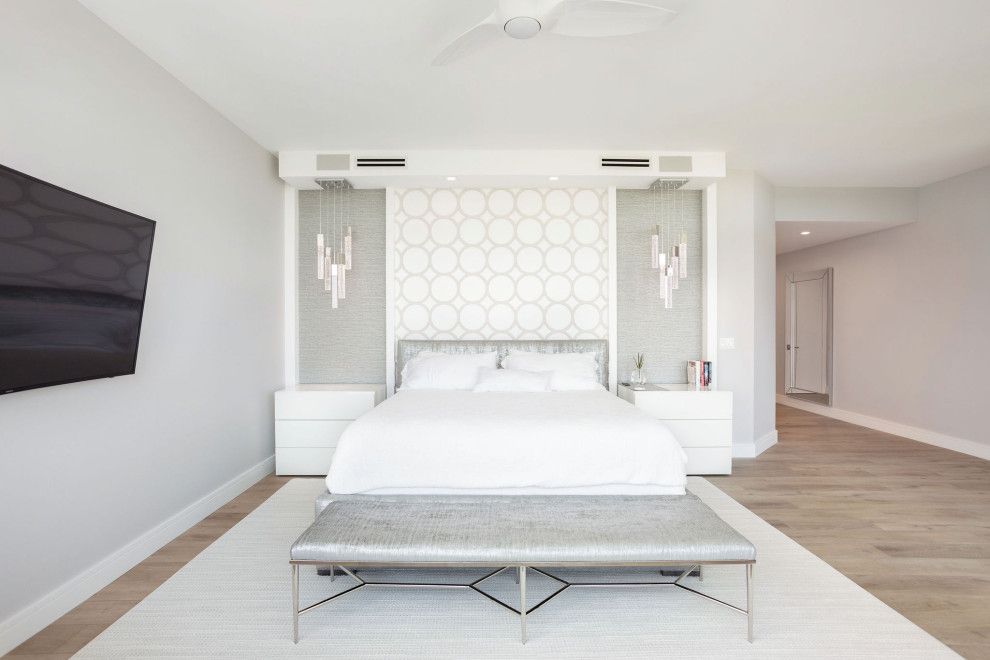 На фото: спальня в современном стиле с полом из винила, коричневым полом и обоями на стенах с