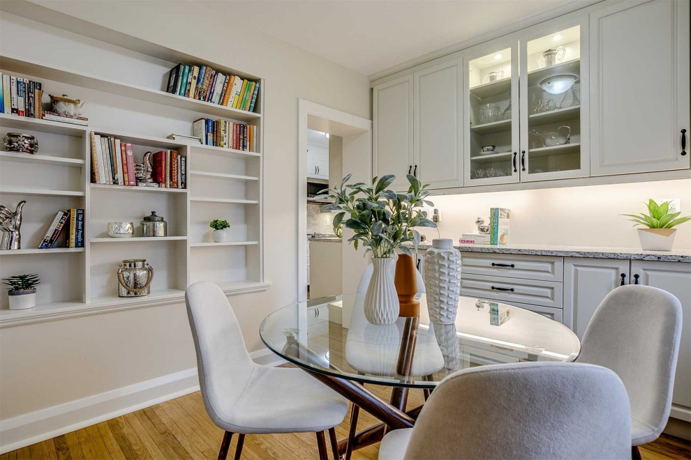 Transitional kitchen photo in Toronto