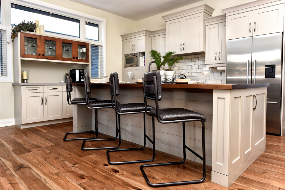 Example of an arts and crafts home design design in Toronto