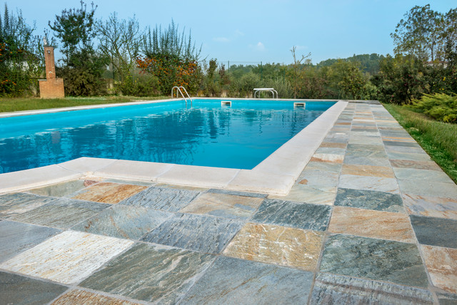 Pavimentazione esterna in pietra in villa con piscina swimming-pool-and-hot-tub