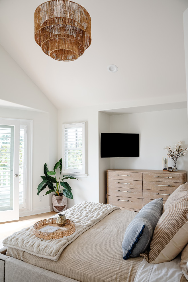 Diseño de habitación de invitados abovedada marinera de tamaño medio con paredes blancas, suelo de madera en tonos medios y suelo beige