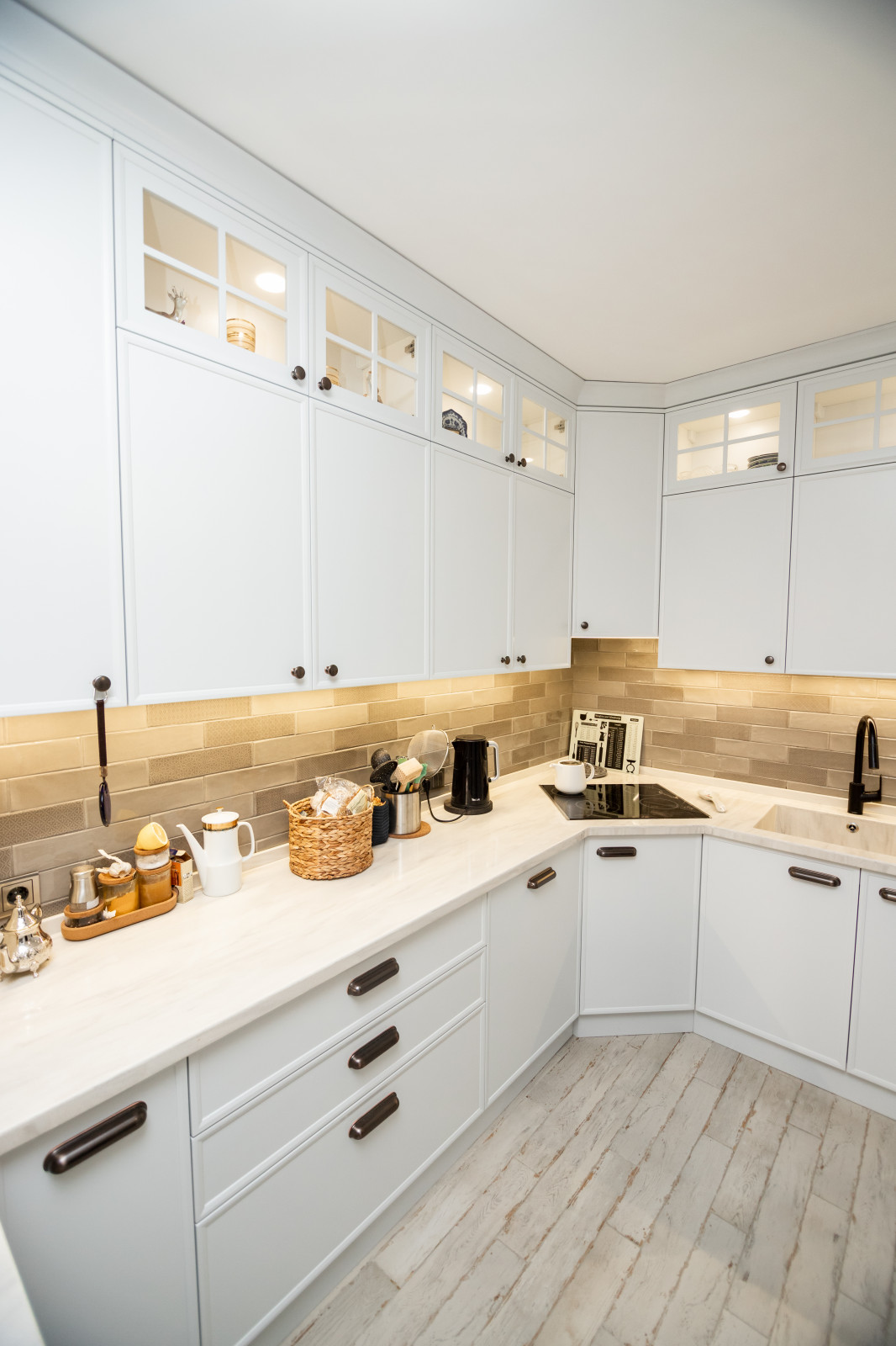 Светлая кухня с деревянными элементами