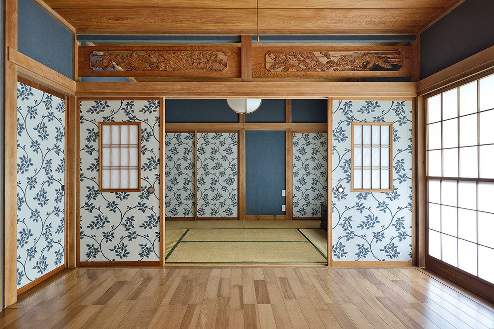 Inspiration for an asian family room in Tokyo with blue walls.