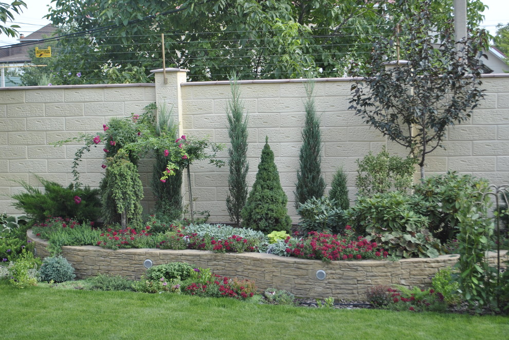 Декоративная композиция на приподнятой клумбе