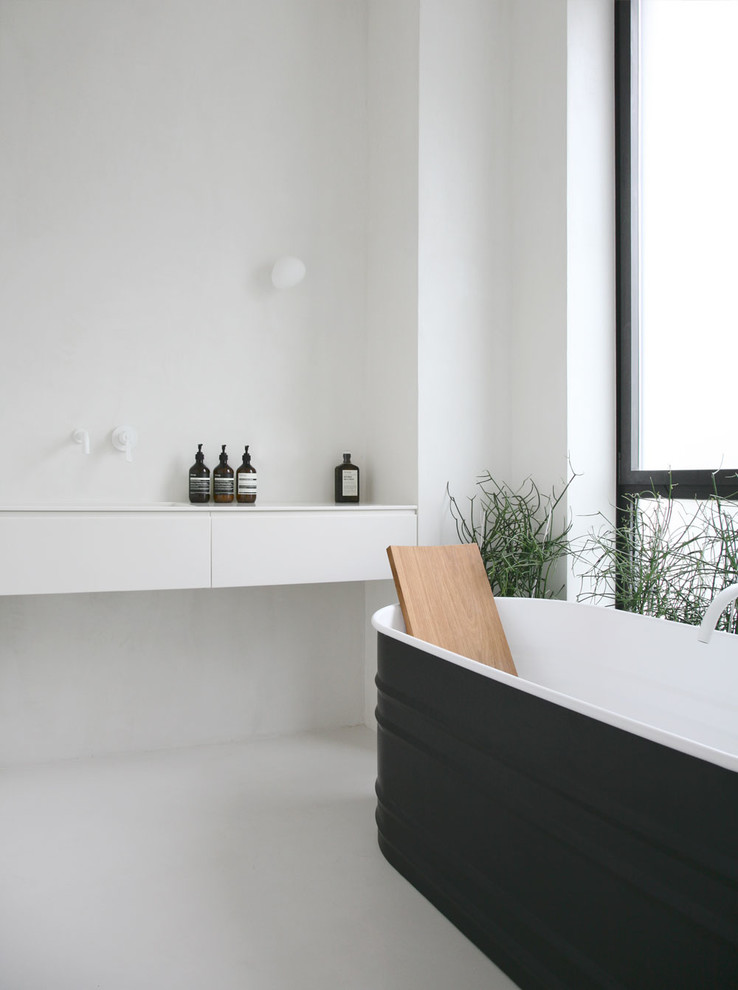 Photo of a contemporary bathroom in Toulouse.