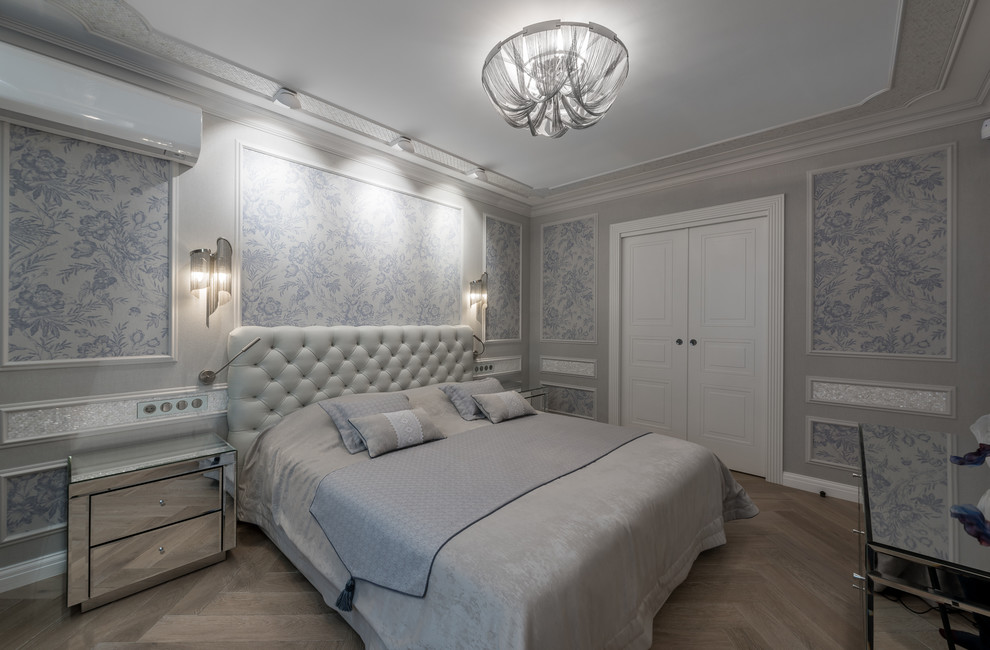 Свежая идея для дизайна: большая хозяйская спальня с серыми стенами и паркетным полом среднего тона - отличное фото интерьера