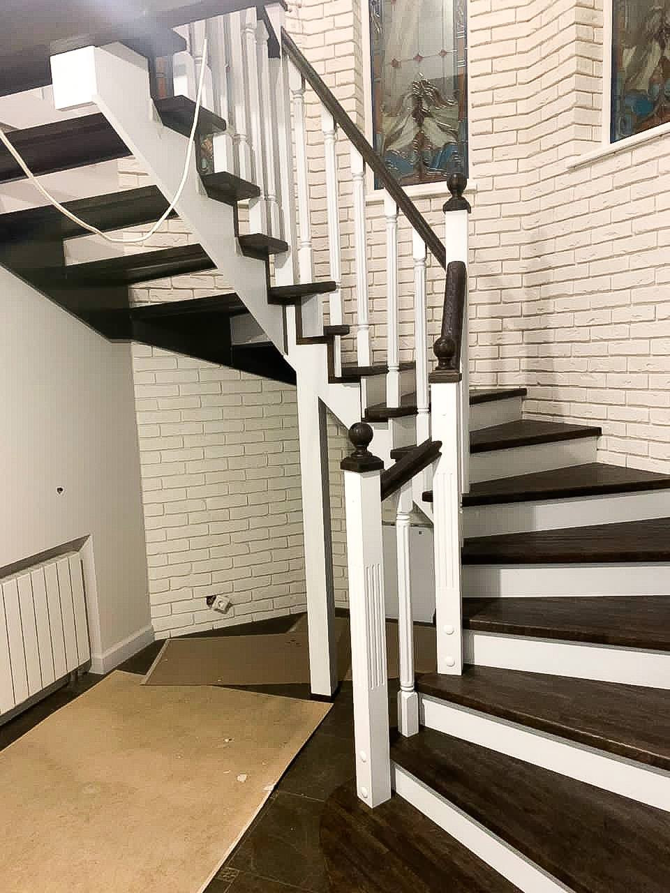 Красивая современная деревянная лестница на металлическом каркасе