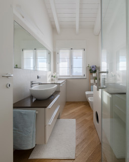 Bagno con doccia e lavabo, homify