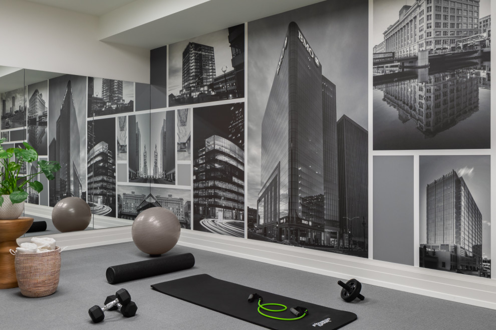 Multifunktionaler Landhaus Fitnessraum mit weißer Wandfarbe, Vinylboden und grauem Boden in Milwaukee