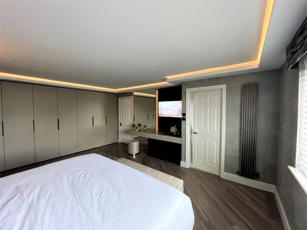 На фото: большая хозяйская спальня в современном стиле с полом из винила, кессонным потолком, обоями на стенах и акцентной стеной с