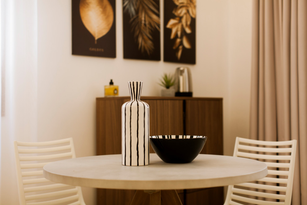 Foto de comedor moderno grande abierto con paredes beige, suelo de bambú, suelo beige y bandeja