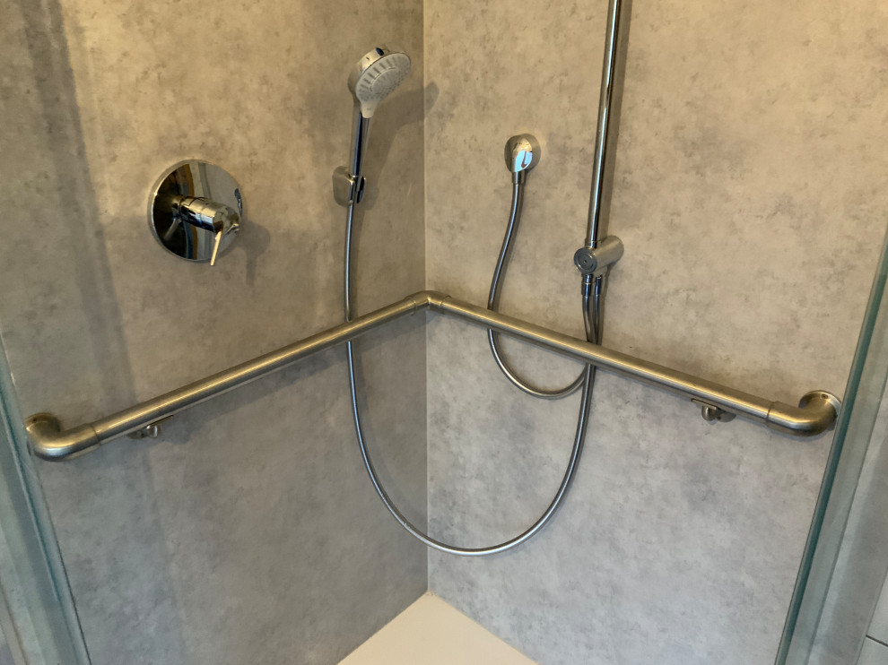 Источник вдохновения для домашнего уюта: ванная комната в стиле модернизм с угловым душем, синим полом, душем с распашными дверями и панелями на части стены