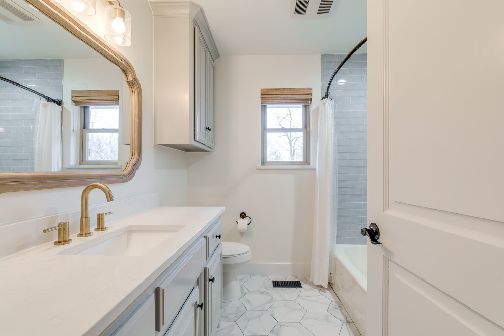 Idee per una stanza da bagno classica di medie dimensioni con ante grigie, piastrelle bianche, piastrelle in gres porcellanato, pavimento in gres porcellanato, pavimento bianco, top bianco, un lavabo e vasca da incasso