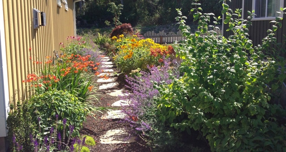 Inspiration for a traditional side yard garden in Seattle with natural stone pavers.