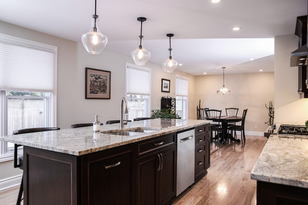 Example of a classic kitchen design in Ottawa