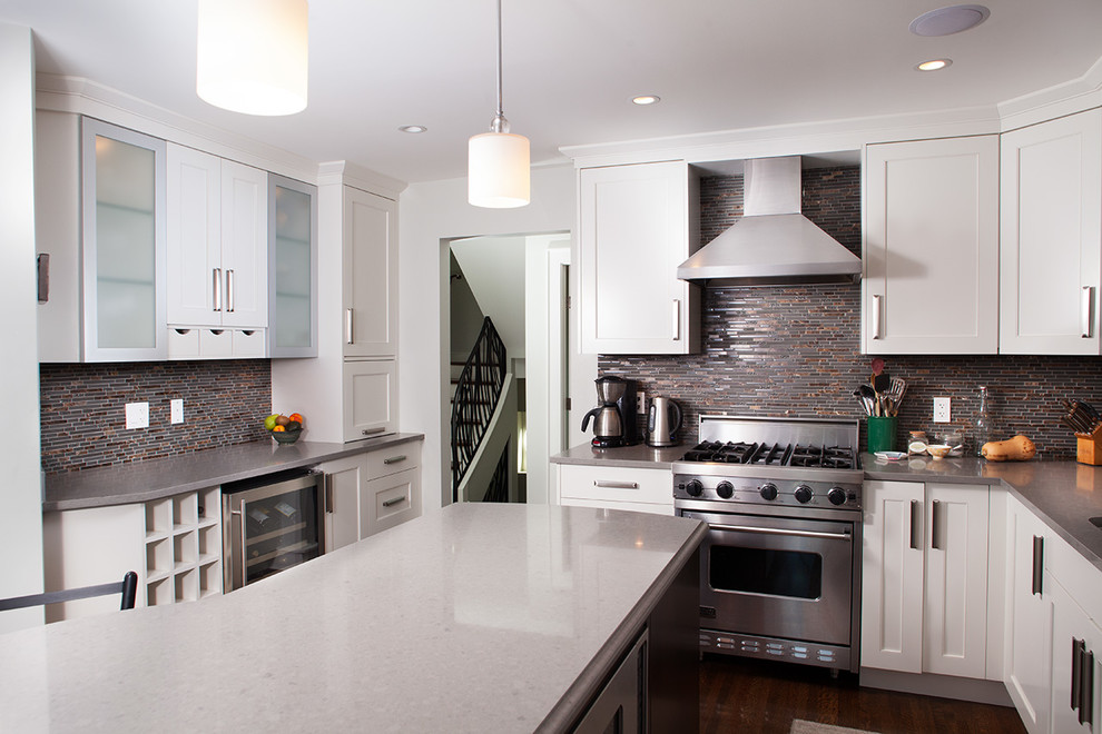 Kitchen - transitional kitchen idea in Vancouver