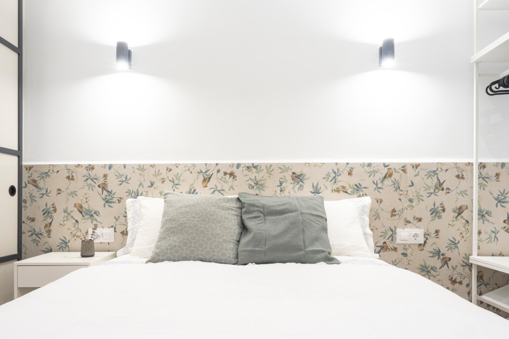 Idee per una piccola camera da letto stile loft nordica con pareti bianche, pavimento con piastrelle in ceramica e pavimento beige
