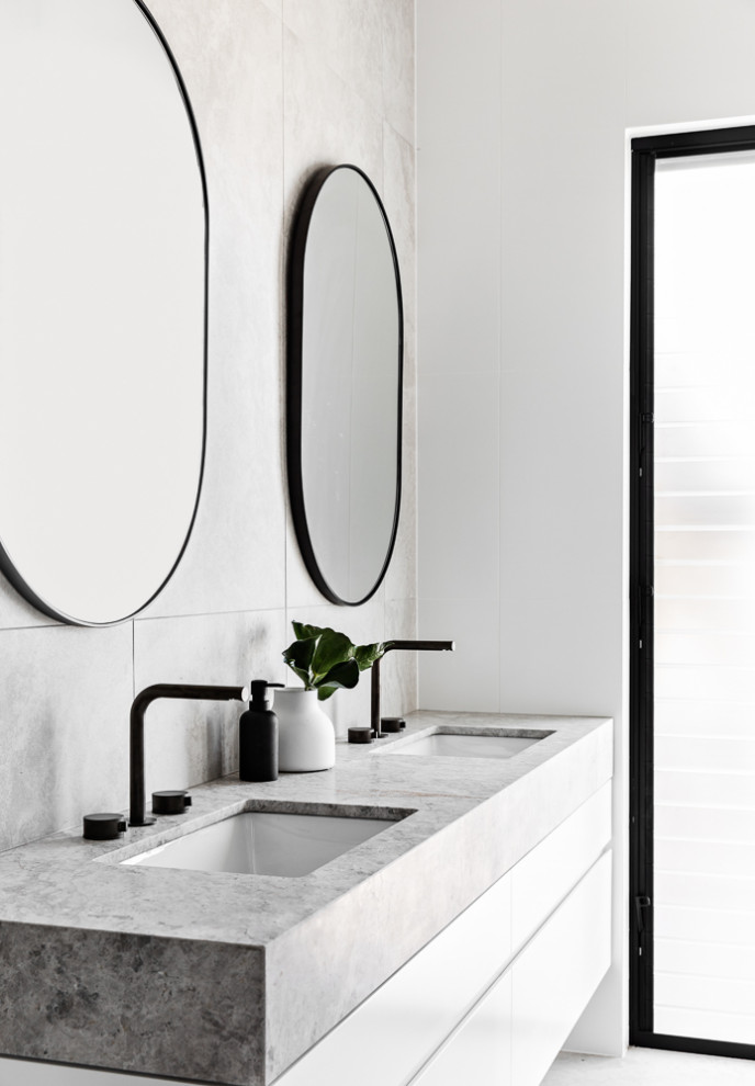 Design ideas for a contemporary bathroom in Wollongong.