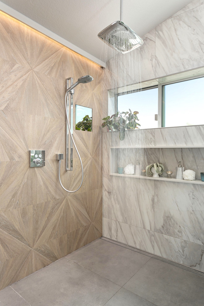 Пример оригинального дизайна: ванная комната среднего размера в современном стиле