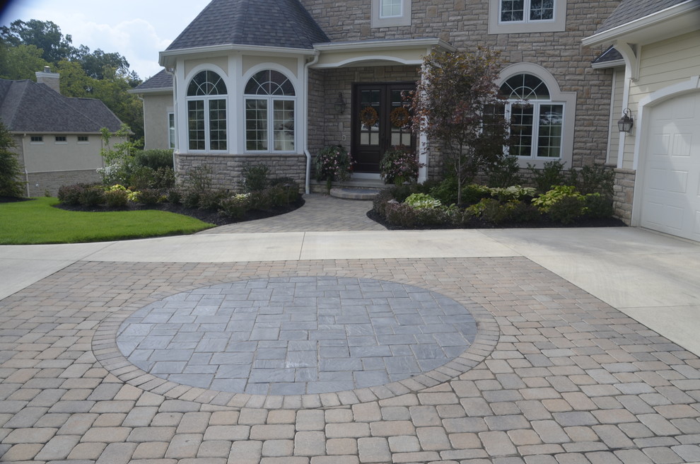 Mid-sized contemporary front yard driveway in Columbus with concrete pavers.