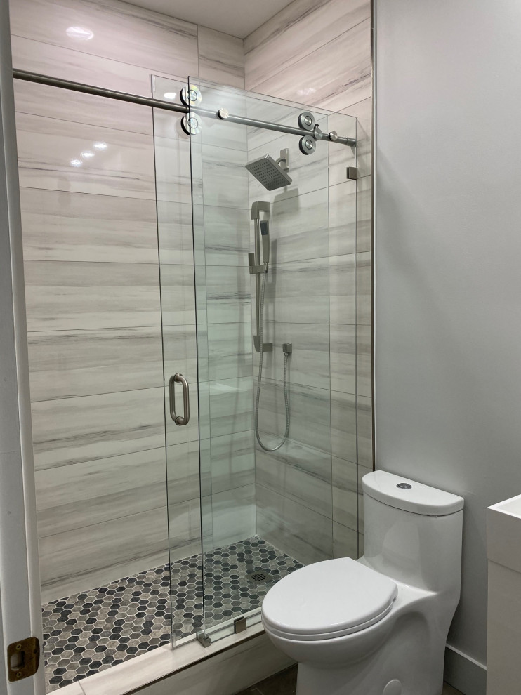 Inspiration för små moderna vitt badrum med dusch, med släta luckor, vita skåp, flerfärgad kakel, porslinskakel, klinkergolv i porslin, ett integrerad handfat, bänkskiva i kvarts och dusch med skjutdörr