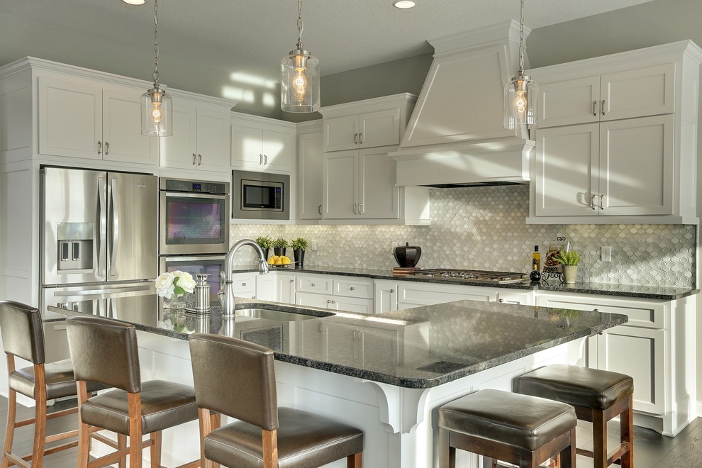Kitchen - transitional kitchen idea in Minneapolis