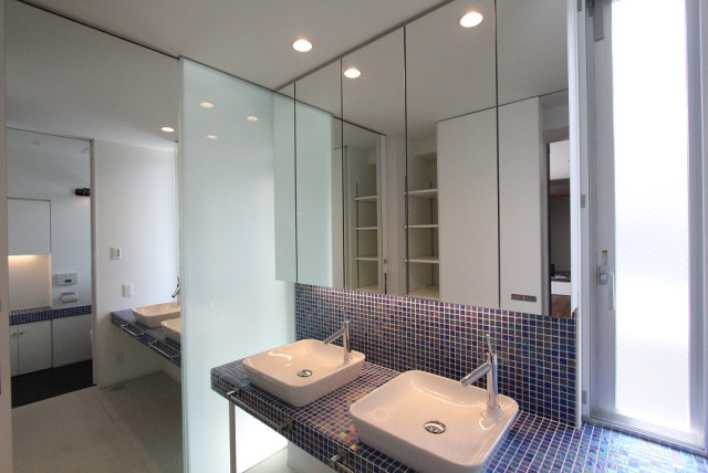 空を切り取る家 moderne-toilettes