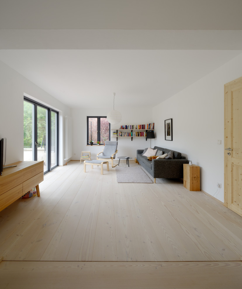 Diseño de sala de estar abierta escandinava de tamaño medio sin televisor con paredes blancas, suelo de madera clara, suelo blanco, papel pintado y papel pintado